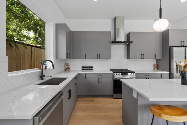 Private kitchen - Charming 4-bedroom Luxury Home in Austin Downtown Area (Austin)