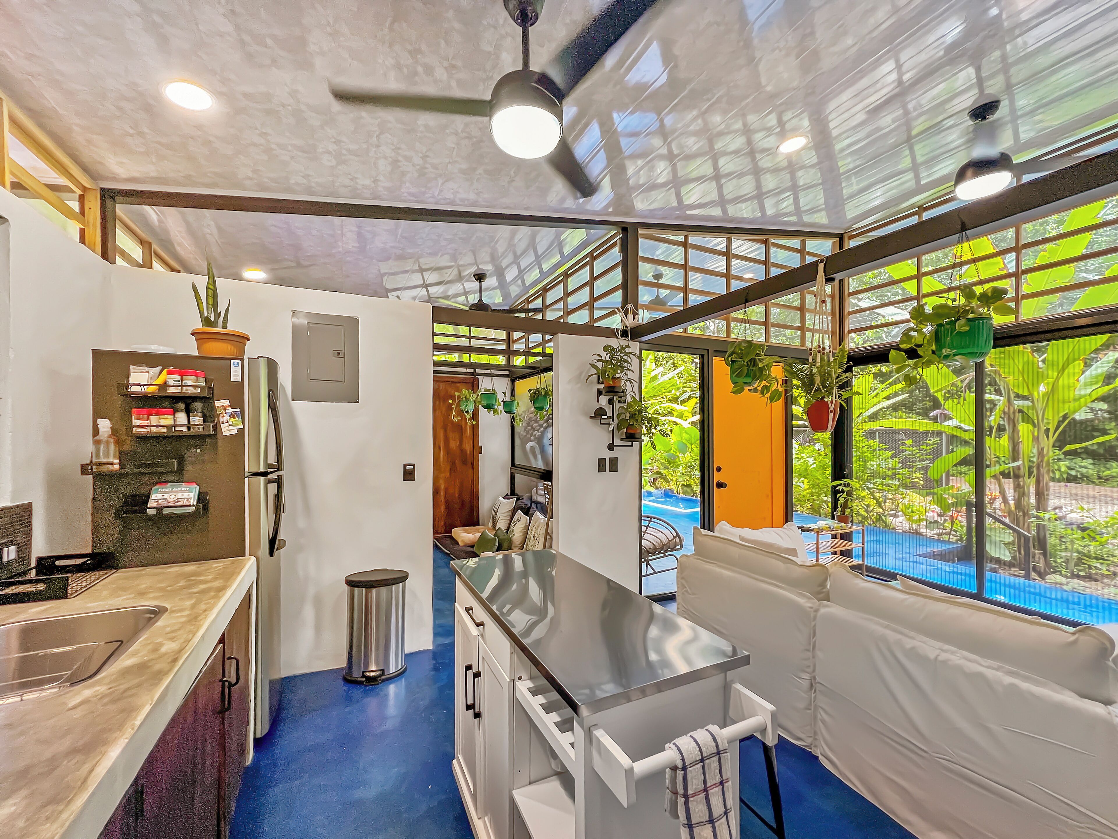 Refrigerador, horno, parrilla de estufa y cafetera y tetera 