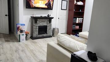 Smart TV, chimenea, libros, estéreo