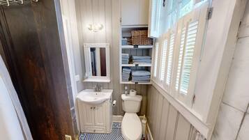 Hiustenkuivaaja, pyyhkeet, saippua, sampoo