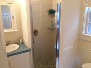 Dusche, Haartrockner, Handtücher, Seife