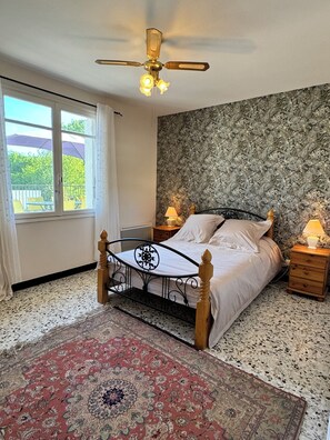 3 chambres, fer et planche à repasser, Wi-Fi, draps fournis