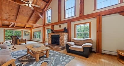 Mountainside Cabin! Hot Tub! King Bed!
