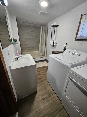 Séchoir à cheveux, savon, papier de toilette