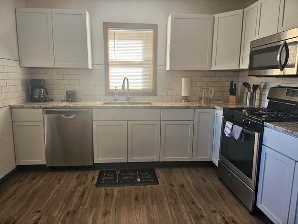 Private kitchen - Spacious Duplex by Fairgrounds & Downtown/Fire Pit (Des Moines)