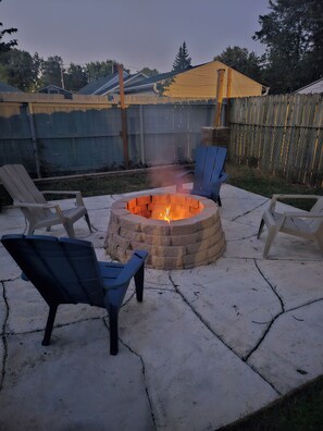 Property grounds - Spacious Duplex by Fairgrounds & Downtown/Fire Pit (Des Moines)