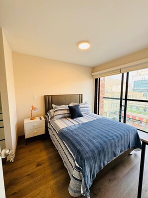 Luxury-Apartment, Balkon, Stadtblick | Bettwäsche aus ägyptischer Baumwolle, hochwertige Bettwaren