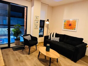 Deluxe-íbúð - borgarsýn | Stofa | 60-tommu snjallsjónvarp með stafrænum rásum, Netflix, hituð gólf.