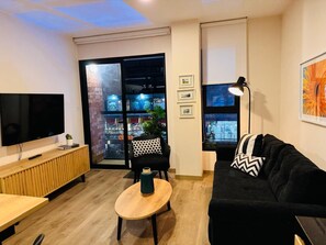 60-tommu snjallsjónvarp með stafrænum rásum, Netflix, hituð gólf.