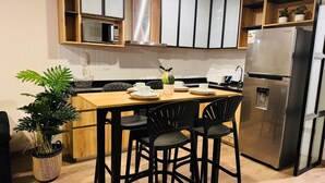 Deluxe-Apartment, Stadtblick | Eigene Küche | Wasserkocher mit Kaffee-/Teezubehör, großer Kühlschrank, Mikrowelle