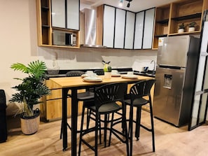 Deluxe-Apartment, Stadtblick | Eigene Küche | Großer Kühlschrank, Mikrowelle, Ofen, Herdplatte