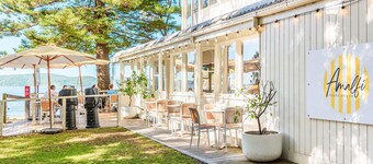 Pet friendly, walk to beach, pool/ping pong table