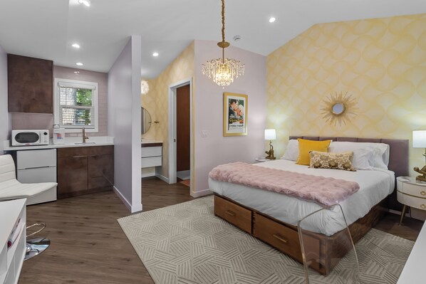 1 bedroom, travel cot, WiFi, bed sheets