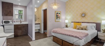 Suite 2 Pillow Talk Suite The American Hotel Dwntn Williams Bay. Steps to Beach.