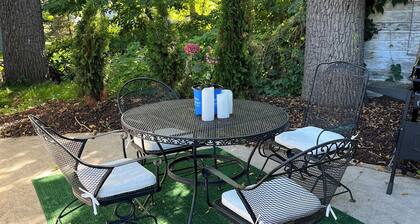 The American Hotel suite 2, downtown Williams Bay. Walk to restaurants and lake.
