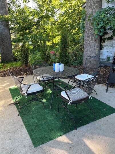 The American Hotel suite 2, downtown Williams Bay. Walk to restaurants and lake.