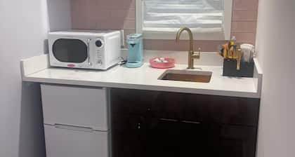 The American Hotel suite 2, downtown Williams Bay. Walk to restaurants and lake.
