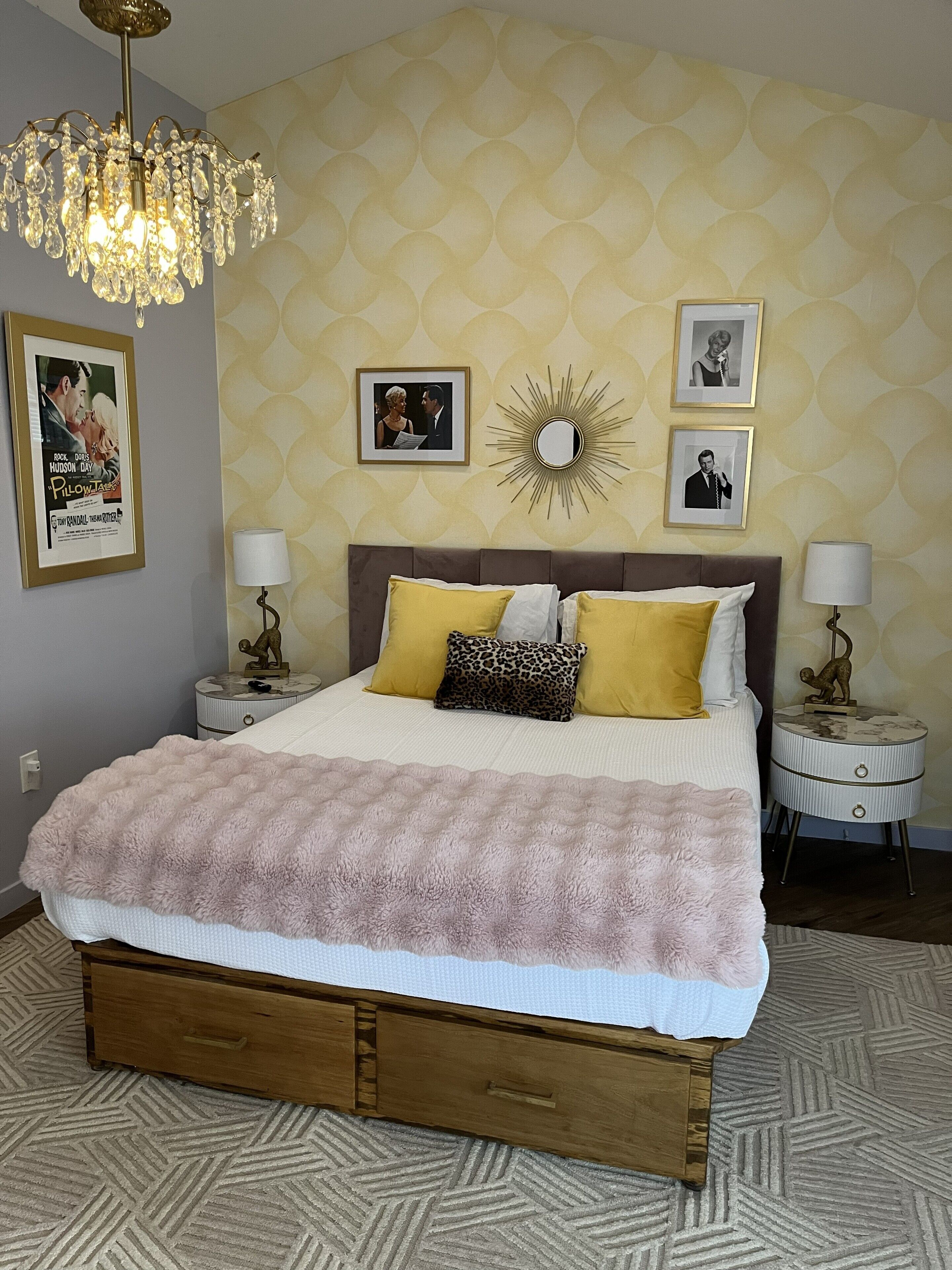 1 chambre, fer et planche à repasser, lit de bébé portatif