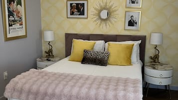 1 chambre, fer et planche à repasser, lit de bébé portatif