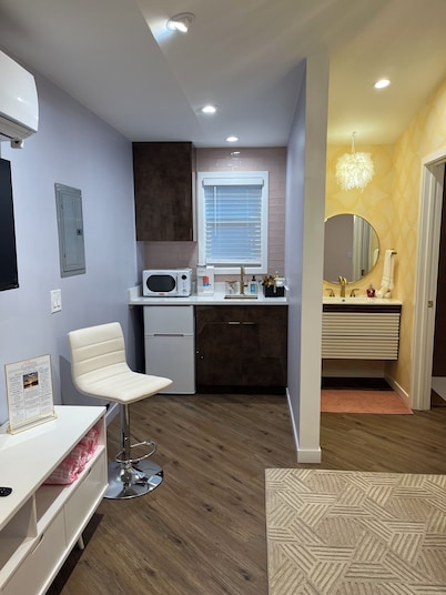 Suite 2 Pillow Talk Suite The American Hotel Dwntn Williams Bay. Steps to Beach.