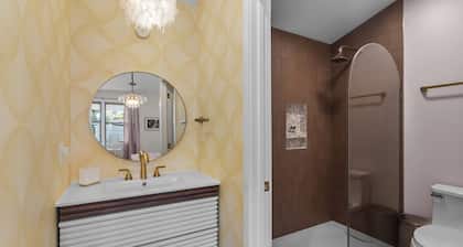 Suite 2 Pillow Talk Suite The American Hotel Dwntn Williams Bay. Steps to Beach.