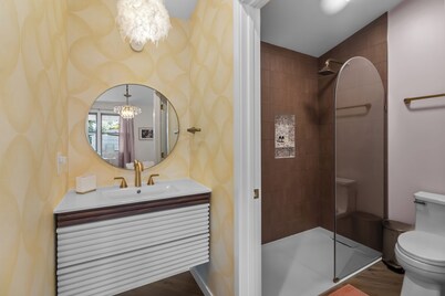 Suite 2 Pillow Talk Suite The American Hotel Dwntn Williams Bay. Steps to Beach.