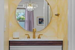 Sèche-cheveux, serviettes fournies, savon, shampoing