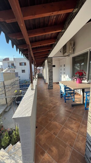 Outdoor dining - Large Budget Apartment (Durrës)
