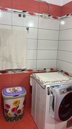 Dusche, Haartrockner, Bidet, Handtücher