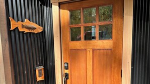 Une porte en bois avec un panneau de verre et une poignée en métal.
