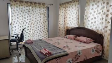 5 bedrooms, iron/ironing board, WiFi, bed sheets