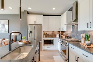 Køleskab, mikrobølgeovn, ovn, kogeplade