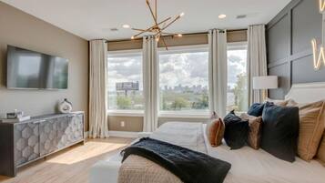 4 makuuhuonetta, työpöytä, silitysrauta/-lauta, vauvan matkasänky