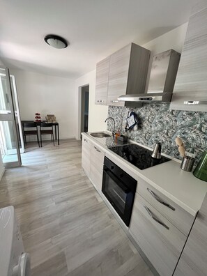 Full-size fridge, microwave, oven, stovetop