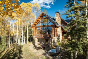 Exterior - Bear Lodge - Luxurious log home with ski-in/out access!, Modern log home at easy ski-in/out location... (Mountain Village)