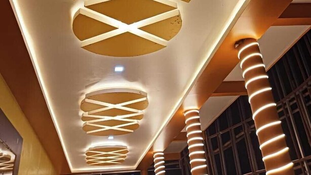 Ein modernes Interieur mit mehreren runden Dachfenstern und einer zentralen Säule.