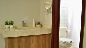 Ducha, secador de pelo, toallas, jabón
