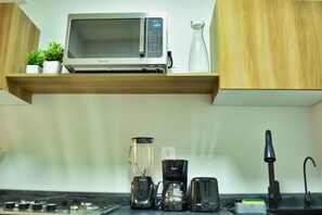 Mini réfrigérateur, micro-ondes, plaque de cuisson