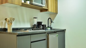 Frigobar, microondas, placa de cocina, utensilios de cocina