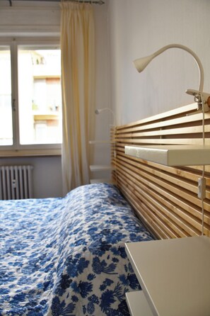 2 soverom, skrivebord, strykejern/-brett og reiseseng for barn