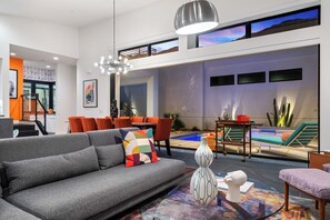 Smart-TV, peis, bøker og stereoanlegg