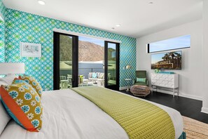 3 soverom, skrivebord, strykejern/-brett og reiseseng for barn