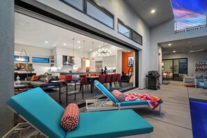 Smart-TV, Kamin, Bücher, Stereoanlage