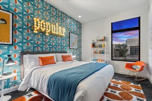 3 slaapkamers, een bureau, een strijkplank/strijkijzer, reisbedje