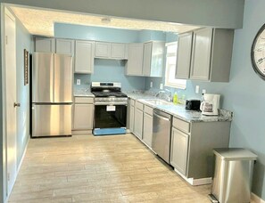 Een koelkast, een microgolfoven, een oven, een kookplaat