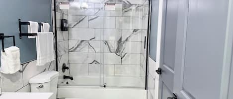Umweltfreundliche Kosmetikartikel, Haartrockner, Handtücher, Seife