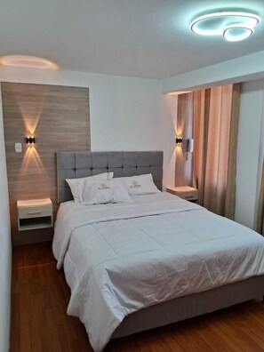 Comfort suite, uitzicht op de stad | Donsdekens, Select Comfort-bedden, individueel gedecoreerd, een bureau
