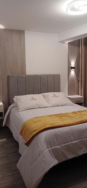Superior eenpersoonskamer | Donsdekens, Select Comfort-bedden, individueel gedecoreerd, een bureau