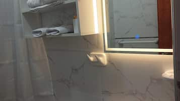Comfort Suite, City View | Bathroom