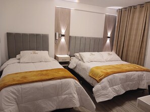 Familiekamer | Donsdekens, Select Comfort-bedden, individueel gedecoreerd, een bureau